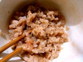 用筷子搅拌均匀，裹了玉米淀粉的虾仁吃起来口感更嫩