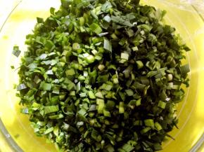 滤干水份的韭菜切碎