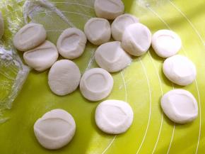 撒点干粉将面团搓圆压扁