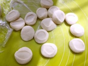 撒点干粉将面团搓圆压扁