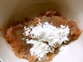 虾仁剁碎，加入淀粉跟8克植物油