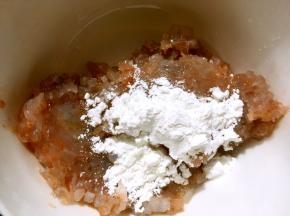 虾仁剁碎，加入淀粉跟8克植物油