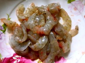 鲜虾去头，用刀从虾背横切开，去除虾线，加料酒腌制半个小时