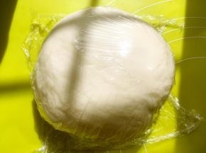 揉好的面团盖保鲜膜松弛