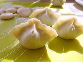 包裹上适量的馅，捏成自己喜欢的花边，三鲜馅饺子就包好啦