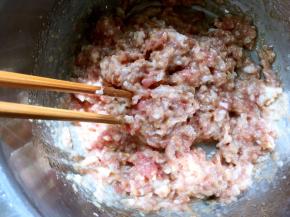 用筷子顺着一个方向，快速搅拌至肉馅跟材料充分融合，再搅打2分钟，让肉馅起筋，之后入冰箱冷藏