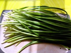 韭菜洗干净滤干水份备用
