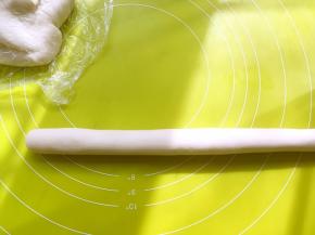 取一块松弛好的面团，搓成长条