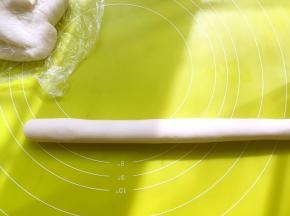 取一块松弛好的面团，搓成长条