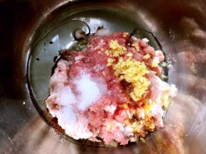 生姜切末，加入猪肉馅内，再加入盐、一点点料酒、酱油跟50克植物油