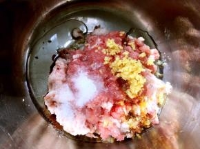 生姜切末，加入猪肉馅内，再加入盐、一点点料酒、酱油跟50克植物油