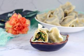 虾肉嫩滑，春天很适合吃韭菜，三鲜馅是最佳选择