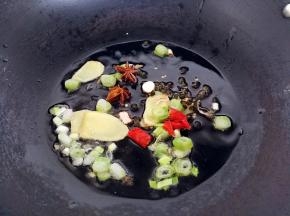 锅烧热，倒入油，烧到八分热，把葱姜和八角等倒进去爆香