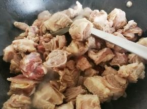 倒入牛腩，翻炒至牛腩变色