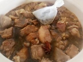 砂锅里放一点清水，倒入牛腩，加适量的生抽，老抽，白糖，把茶包也放进去，大火烧开，小火慢慢闷