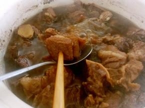 当牛腩烧至九分熟，开大火