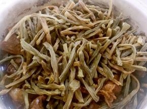 倒入切好的干豆角，大火烧开，小火闷至牛腩全熟，如果味道淡就加一点盐