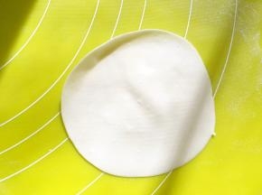 取一块用擀面杖擀成饺子皮