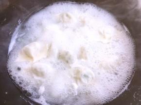 锅内加入适量的水，加一点点盐煮开，下饺子煮熟