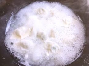 锅内加入适量的水，加一点点盐煮开，下饺子煮熟