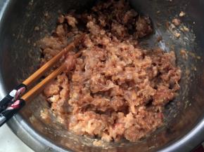 之后将虾仁加入到猪肉馅中，一起搅拌均匀，继续入冰箱冷藏