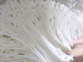 面粉和水，酵母混合，放温暖处发酵至两倍大