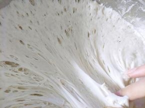 面粉和水，酵母混合，放温暖处发酵至两倍大