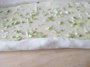 从一端开始卷起来