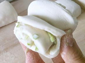 用手把两端翻下去，捏起来。醒20分钟