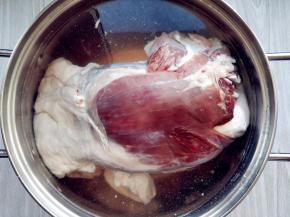 将牛腱子泡在冷水中解冻，中途换两次冷水，倒掉血水可以减少杂质和腥味。小提示：卤牛肉选用腱子肉最合适，腱子肉就是牛腿上，膝关节上下的肌肉，与韧带（牛筋）纠结在一起，呈长条圆锥形，前腿叫前腱，后腿叫后腱。卤好后切开，肉中镶嵌着金黄色半透明的牛筋，形成漂亮的花纹，也叫“花糕”。《水浒》里的梁山好汉一进小酒馆，就点两盘牛肉两坛好酒，店小二端上来的，就是“花糕也似的”卤牛肉。