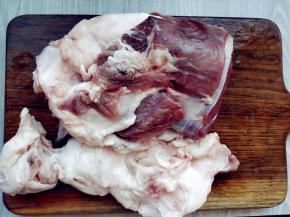 我切了一半用，牛腱子两头的牛筋可是好东西，不要丢掉了，和牛肉一起卤，别有一番风味。