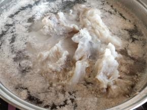 将牛腱子放入锅中，加冷水和葱姜，煮沸汆水，锅边冒的这些浮沫就是带腥味的杂质和血水等，要撇掉。
