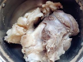 焯水后将牛肉用温水冲洗干净。此时不要用冷水，因为忽然遇冷，肉质热胀冷缩，容易变得更硬，不好入味。