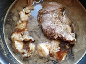 将牛腱子和多的一条牛筋一起放入电压力锅中，将所有调料都加入温水中，倒入锅内，水量差不多盖住肉的表面就行。我是将所有香料打成了粉末，比装入纱布袋中更方便，也更容易入味。也可以不用压力锅，放入铁锅或砂锅中，小火慢慢焖炖，耗时更久一些。