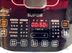 选择电压力锅的“牛羊肉类”，“焖炖”程序，启动开始。一般1小时左右就可以了。如果是老式压力锅，可能用时更短。要注意别把肉炖得太软烂，还是稍有筋道的口感好吃。牛腱子要好嚼，而且越嚼越香才最好。