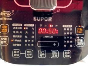 选择电压力锅的“牛羊肉类”，“焖炖”程序，启动开始。一般1小时左右就可以了。如果是老式压力锅，可能用时更短。要注意别把肉炖得太软烂，还是稍有筋道的口感好吃。牛腱子要好嚼，而且越嚼越香才最好。