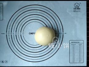 后油法将面团揉至扩展阶段，能拉出有一定韧性的膜即可，不需要强求完全扩展。揉好的面团用保鲜膜盖好，放在阴凉处（室温高的时候放冰箱）醒15分钟