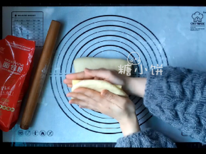 再把黄油片和面片一起翻折上去