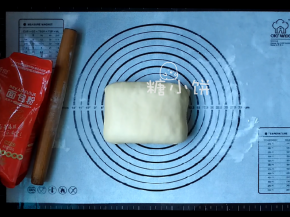 接口处压紧，这样就完成了黄油片的裹入。同时这种裹入法相当于做了一次2折