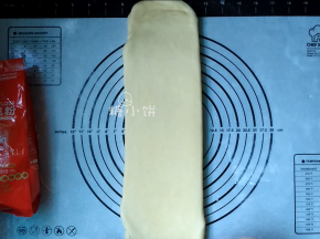 把裹入黄油的面片擀开