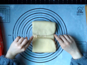 两端向中间翻折。如图示中间要留一条缝隙，这样继续折叠的时候面团不会相互挤压