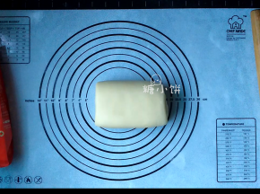 这样就完成了一次四折。总共做两次四折，两次操作之间可以醒面10-15分钟
