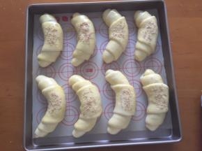 二次发酵完成后，刷上蛋液，撒上芝麻，放入预热好的烤箱160度，上下火18分钟