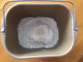 将黄油以上的全部材料放入面包机，和面20分钟