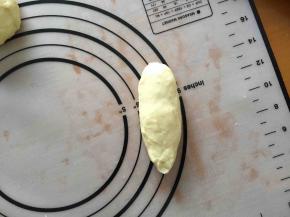 将面团搓成下尖上粗的状态