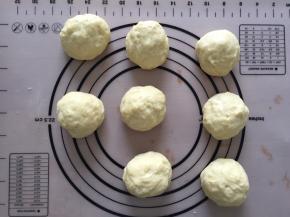 分成8等份，盖上保鲜膜静止20分钟