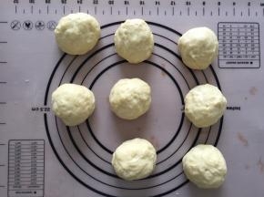 分成8等份，盖上保鲜膜静止20分钟