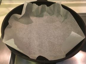 平底锅里铺上一张烘培纸