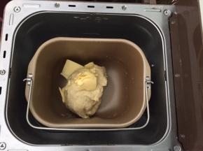 加入软化好的黄油，再次和面30分钟