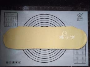 完成两次四折后的面团再次擀开。到此为止计算一下总共应该是做了2折+4折+4折，也就是32层